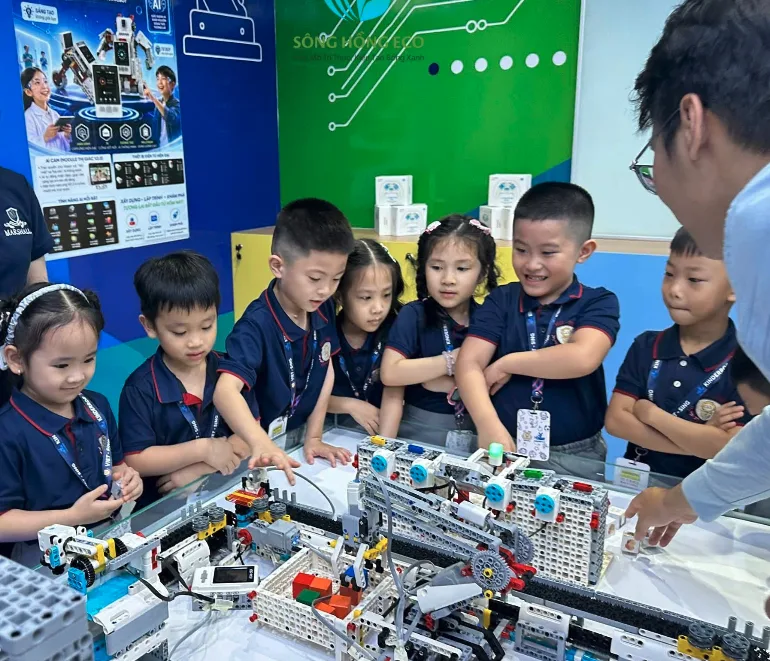 Học sinh trải nghiệm AI Robotics Alpha Series 330